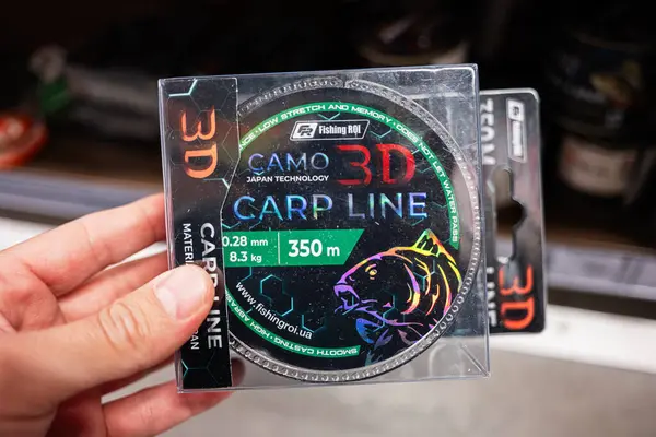 Kyiv, Ukrayna - 14 Nisan 2025: Sazan balıkçılığı meraklıları için ölçümler içeren şeffaf bir olta paketi.