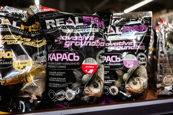 Kyiv, Ukrayna - 14 Nisan 2025: Balıkçılık meraklıları ve perakendeciler için uygun raflara yerleştirilmiş balık yemi paketleri