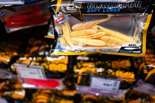 Kyiv, Ukrayna - 14 Nisan 2025: Bir perakende mağazasında balık tutmak için yumuşak yemlerin yakın görüntüsü.