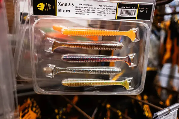 Kyiv, Ukrayna - 14 Nisan 2025: Balıkçılık ekipmanları mağazasında sergilenen renkli balık yemlerinin yakın çekimi.