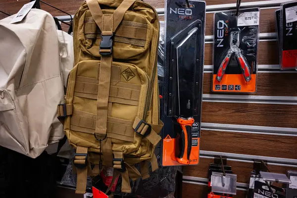 Kyiv, Ukrayna - 14 Nisan 2025: Bir mağazada sergilenen taktik sırt çantası ve aksesuarları içeren açık hava ekipmanları.