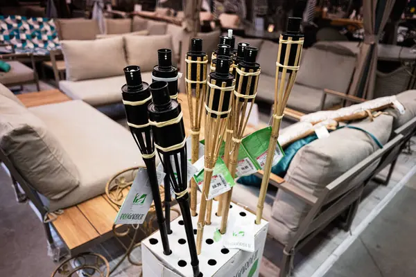 Kyiv, Ukrayna - 14 Nisan 2025: Bahçe ve teras dekorasyonu için hazırlanmış açık mobilya ve tiki meşaleleri.