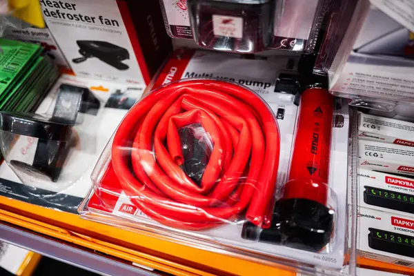 Kyiv, Ukrayna - 14 Nisan 2025: Düzenli bir pakette satılık kırmızı bir pompa ve aksesuarların kapatılması