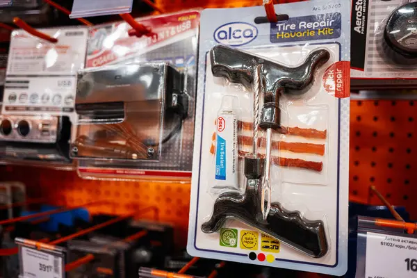 Kyiv, Ukrayna - 14 Nisan 2025: İyi stoklanmış otomotiv gereçleri mağazasında belirgin bir şekilde sergilenen bir lastik onarım seti.