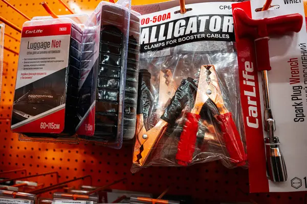 Kyiv, Ukrayna - 14 Nisan 2025: Bagaj ağı, kazak kıskaçları ve buji anahtarı dahil çeşitli araç gereçleri