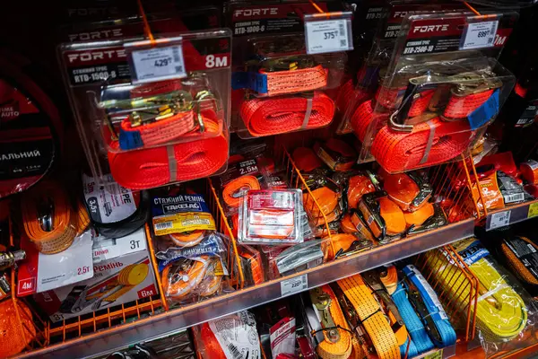Kyiv, Ukrayna - 14 Nisan 2025: Sergi raflarında asılı kanca ve cırcır çengelli parlak renkli bağlar
