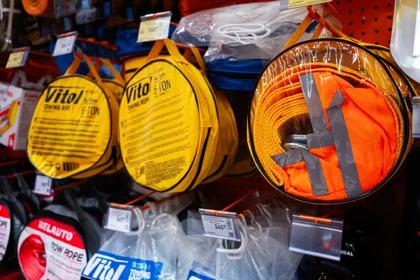 Kyiv, Ukrayna - 14 Nisan 2025: Çekme halatları, boyut ve kapasiteye göre düzenlenmiş bir mağazadaki raflarda sergilendi