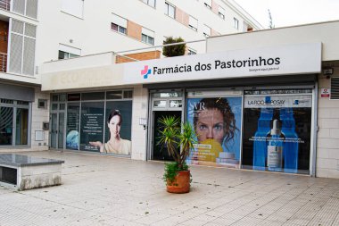 Fatima, Portekiz - 15 Nisan 2025: Farmacia Dos Pastorinhos Eczanesi Fatima, Portekiz 'de sağlık ürünleri ve hizmetleri sergileniyor.