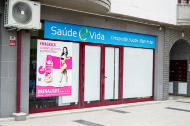 Fatima, Portekiz - 15 Nisan 2025: Portekiz 'in Fatima şehrinde bulunan Saude Vida mağazası