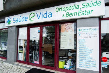 Fatima, Portekiz - 15 Nisan 2025: Portekiz 'in Fatima kentindeki Saude e Vida mağazasının önü,.