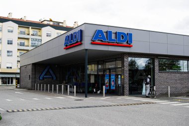 Fatima, Portekiz - 15 Nisan 2025: Portekiz 'in Fatima kentindeki Aldi süpermarket cephesinin manzarası.