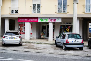 Fatima, Portekiz - 15 Nisan 2025: Fatima, Portekiz 'de arabalarla birlikte NutriBem mağazasının dışı
