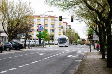 Fatima, Portekiz - 15 Nisan 2025: Trafik ve Portekiz 'in Fatima kentindeki bir Aldi süpermarketinin yer aldığı şehir caddesi.