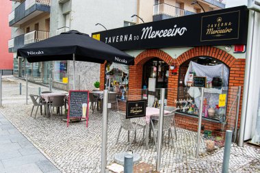 Fatima, Portekiz - 15 Nisan 2025: Portekiz 'in Fatima şehrinde Taverna do Merceeiro' da davetkar bir açık hava kurulumu