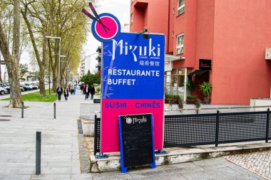 Fatima, Portekiz - 15 Nisan 2025: Fatima 'daki Asya Mizuki restoranının tanıtım tabelaları yayalar arasında sergileniyor