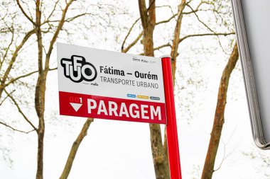 Fatima, Portekiz - 15 Nisan 2025: Portekiz 'in Fatima kentindeki bir otobüs durağında ağaçlarla birlikte şehir ulaşımı için imza.