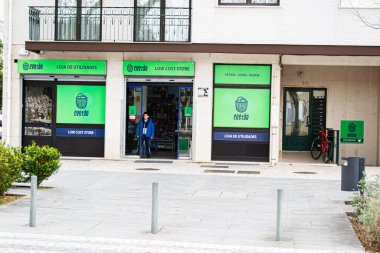 Fatima, Portekiz - 15 Nisan 2025: Halka açık bir caddede Fatima Portekiz 'de yeşil tabelası bulunan Utility Cestao mağazası.