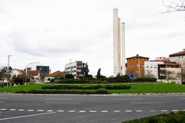 Fatima, Portekiz - 15 Nisan 2025: Fatima Portekiz 'deki Rotunda dos Pastorinhos heykelinin çevresi yeşillik ve binalarla çevrili