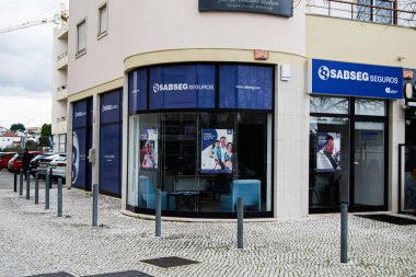 Fatima, Portekiz - 15 Nisan 2025: Şık Sabseg Seguros sigorta binası dış tarafı cam pencereler ve Portekiz Fatima,