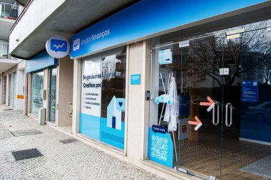 Fatima, Portekiz - 15 Nisan 2025: Fatima 'daki bir mali danışmanlık bürosunun dış mekanı, modern ve davetkar tasarım portresi.