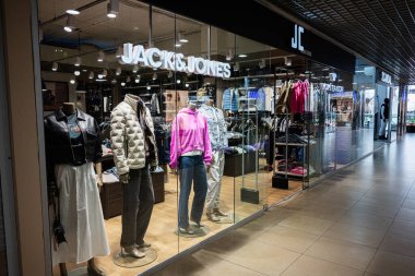 Khmelnytskyi, Ukrayna - 16 Nisan 2025: Bir mağaza önü Jack ve Jones mankenleri ve iyi aydınlatılmış iç tasarımı ile moda giysileri sergilediler.