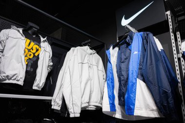 Khmelnytskyi, Ukrayna - 16 Nisan 2025: Bir mağazadaki raflarda Nike ceketleri ve spor kıyafetlerinin çeşitliliği