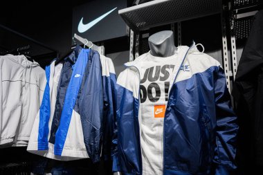 Khmelnytskyi, Ukrayna - 16 Nisan 2025: Perakende ortamda Nike 'ın renkli şık spor kıyafetlerini göstermek.