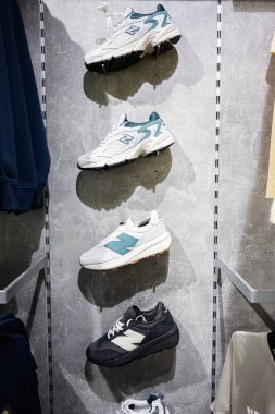 Khmelnytskyi, Ukrayna - 16 Nisan 2025: Atletik Yeni Denge ayakkabıları müşterilerin izlemesi için perakende mağaza duvarında güzelce sergilendi