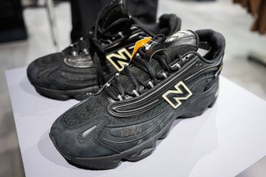 Khmelnytskyi, Ukrayna - 16 Nisan 2025: Yüksek kaliteli siyah tasarımcı New Balance 1000 atletik ayakkabılar