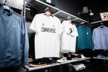 Khmelnytskyi, Ukrayna - 16 Nisan 2025: Düzenli bir düzende şık kıyafet ve aksesuarların yer aldığı perakende satış