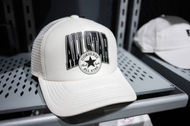 Khmelnytskyi, Ukrayna - 16 Nisan 2025: Perakende rafına All Star metin ve Converse logosu içeren beyaz başlık yakın plan
