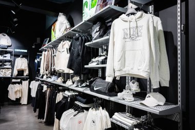 Khmelnytskyi, Ukrayna - 16 Nisan 2025: Nike mağazasında çeşitli giyim, ayakkabı ve aksesuarlar modern iç mekanlarda sergilenmektedir.