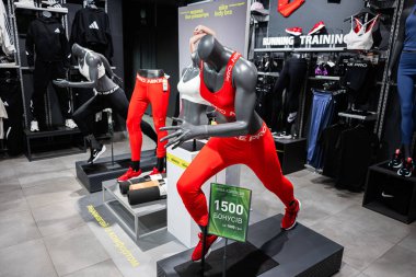 Khmelnytskyi, Ukrayna - 16 Nisan 2025: Nike Pro spor mağazasında canlı giyinen mankenler