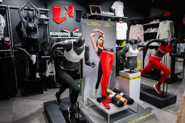 Khmelnytskyi, Ukrayna - 16 Nisan 2025: Nike Pro spor giyim ve antreman ekipmanlarının yer aldığı modern atletizm mağazası iç mimarisi.