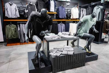 Khmelnytskyi, Ukrayna - 16 Nisan 2025: Puma spor giysileri ve aksesuarları sergilenen modern mağaza içi mankenler