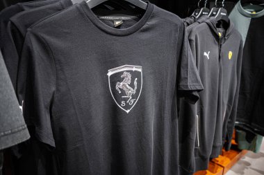 Khmelnytskyi, Ukrayna - 16 Nisan 2025: Bir giyim mağazasında sergilenen lüks Scuderia Ferrari logosu içeren Black Puma tişörtü