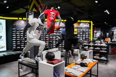 Khmelnytskyi, Ukrayna - 16 Nisan 2025: Çağdaş bir perakende mağazası ortamında Nike spor kıyafetleri ve aksesuarlar giyen mankenler