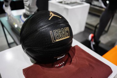 Khmelnytskyi, Ukrayna - 16 Nisan 2025: Ürdün Mirası logosunun yer aldığı siyah bir basketbol topu perakende mağazasında sergilendi