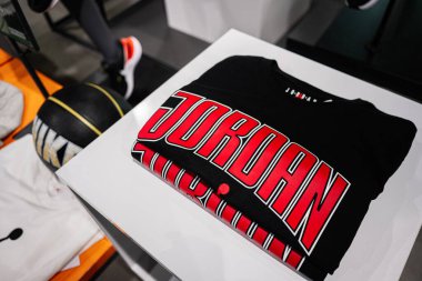 Khmelnytskyi, Ukrayna - 16 Nisan 2025: Katlanmış siyah Jordan tişörtü, üzerinde basketbol ve şık kıyafetler var..