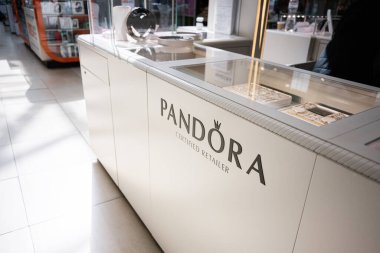 Khmelnytskyi, Ukrayna - 16 Nisan 2025: Parlak ışıklandırılmış Pandora perakendecisi profesyonel bir ortamda yüksek kaliteli mücevherler sergiliyor.