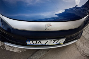 Khmelnytskyi, Ukrayna - 16 Nisan 2025: BYD Tang araba logosu ve zarif mavi ön panel.