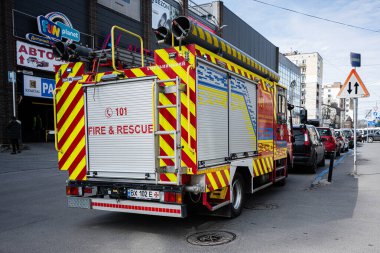 Khmelnytskyi, Ukrayna - 16 Nisan 2025: Şehir sokaklarında çarpıcı renklere sahip acil kurtarma aracı