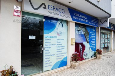 Fatima, Portekiz - 15 Nisan 2025: Fatima, Portekiz 'deki Klinik Espaco işitsel odaklı sağlık ve tıbbi uzmanlık