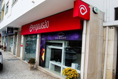 Fatima, Portekiz - 15 Nisan 2025: Portekiz 'in Fatima kentinde bulunan ve gözlük takan kırmızı bir tepe örtüsü bulunan Ergovisao.