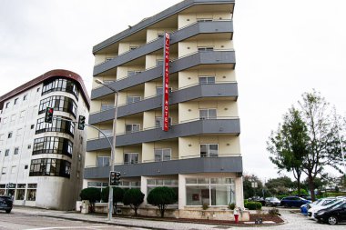 Fatima, Portekiz - 15 Nisan 2025: Portekiz 'in Fatima kentindeki Luna oteli, yollar ve ağaçlarla çevrili..