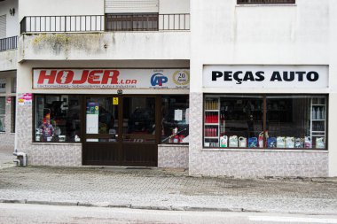 Fatima, Portekiz - 15 Nisan 2025: Portekiz 'in Fatima kentindeki bir Hojer oto yedek parça dükkanının vitrininde ürünler sergileniyor