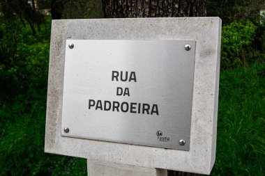 Fatima, Portekiz - 15 Nisan 2025: Portekiz 'in Fatima şehrinde yeşillikle çevrili bir sokak tabelasına yakın çekim.