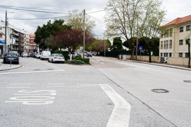 Fatima, Portekiz - 15 Nisan 2025: Fatima, Portekiz 'de sokak, şehir binaları, arabalar ve doğa karışımı.