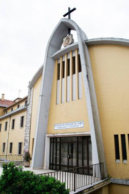 Fatima, Portekiz - 15 Nisan 2025: Fatima, Portekiz 'de modern özelliklere sahip dini bir binanın mimarisi