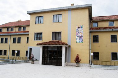 Fatima, Portekiz - 15 Nisan 2025: Ayrıntılı pencereli sarı renkli bina ve Portekiz 'in Fatima kentindeki fayanslı çatı.